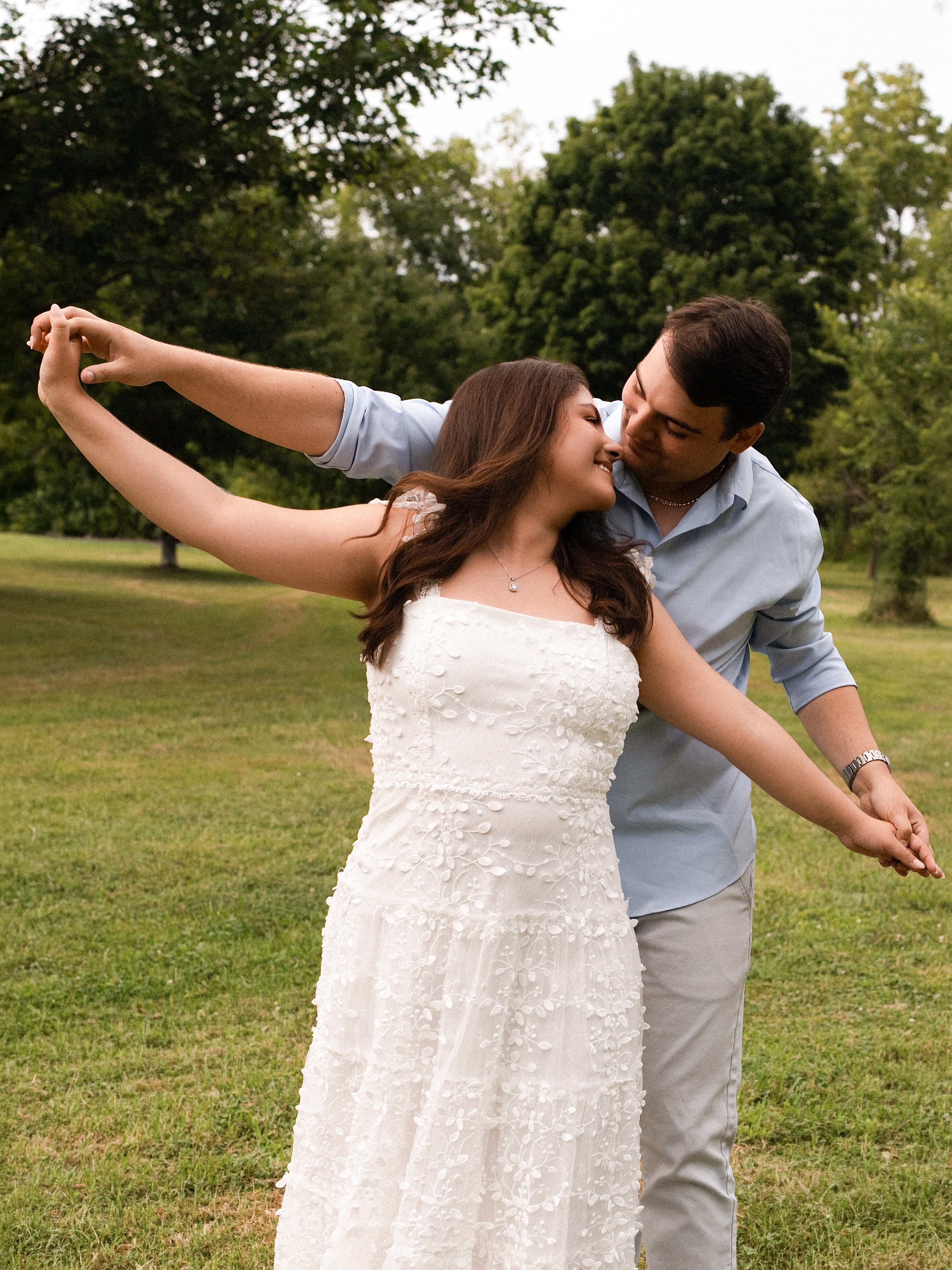 Carolina e Jason dançando juntos em um campo