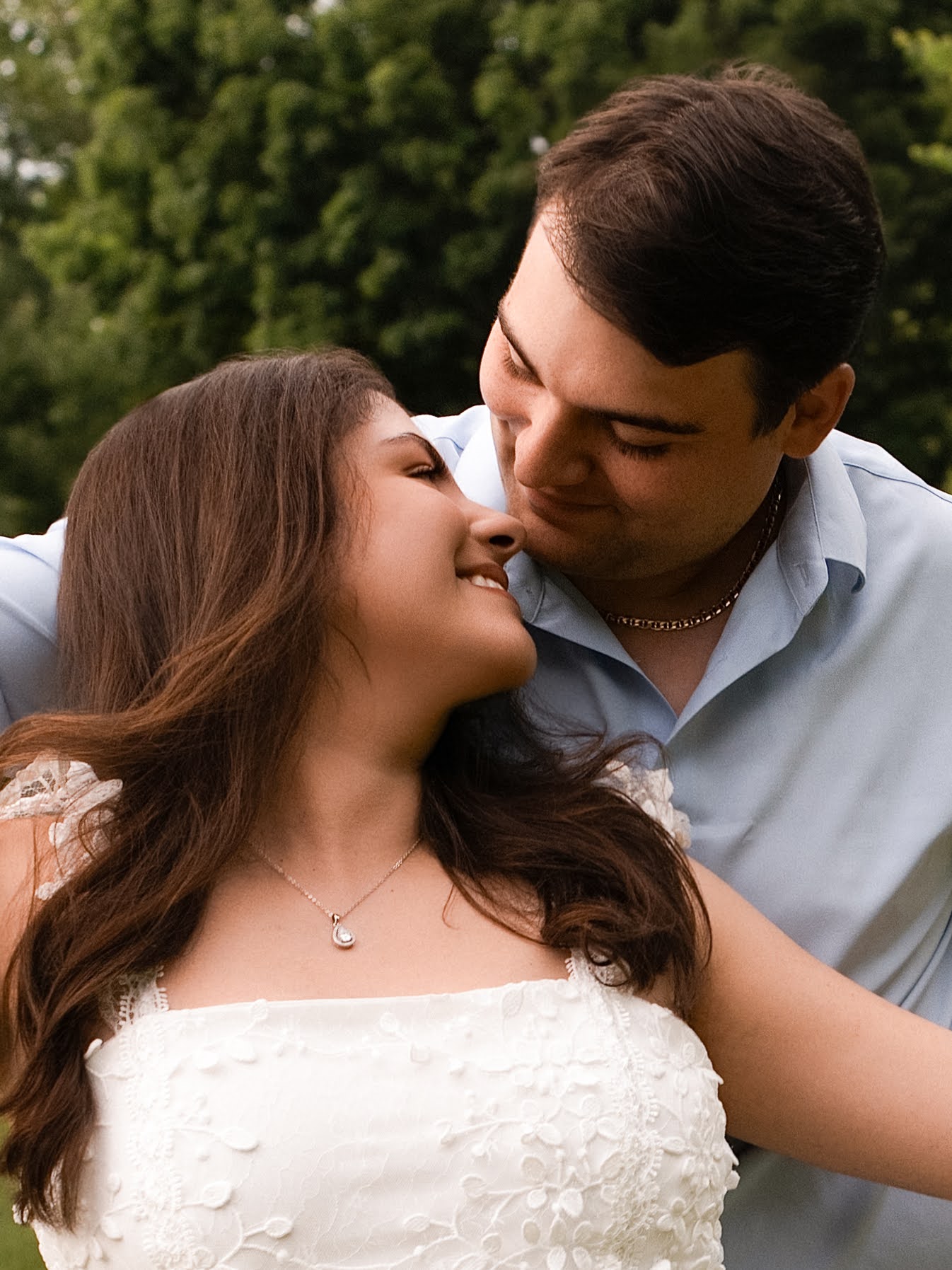 Carolina e Jason compartilhando um sorriso ao ar livre