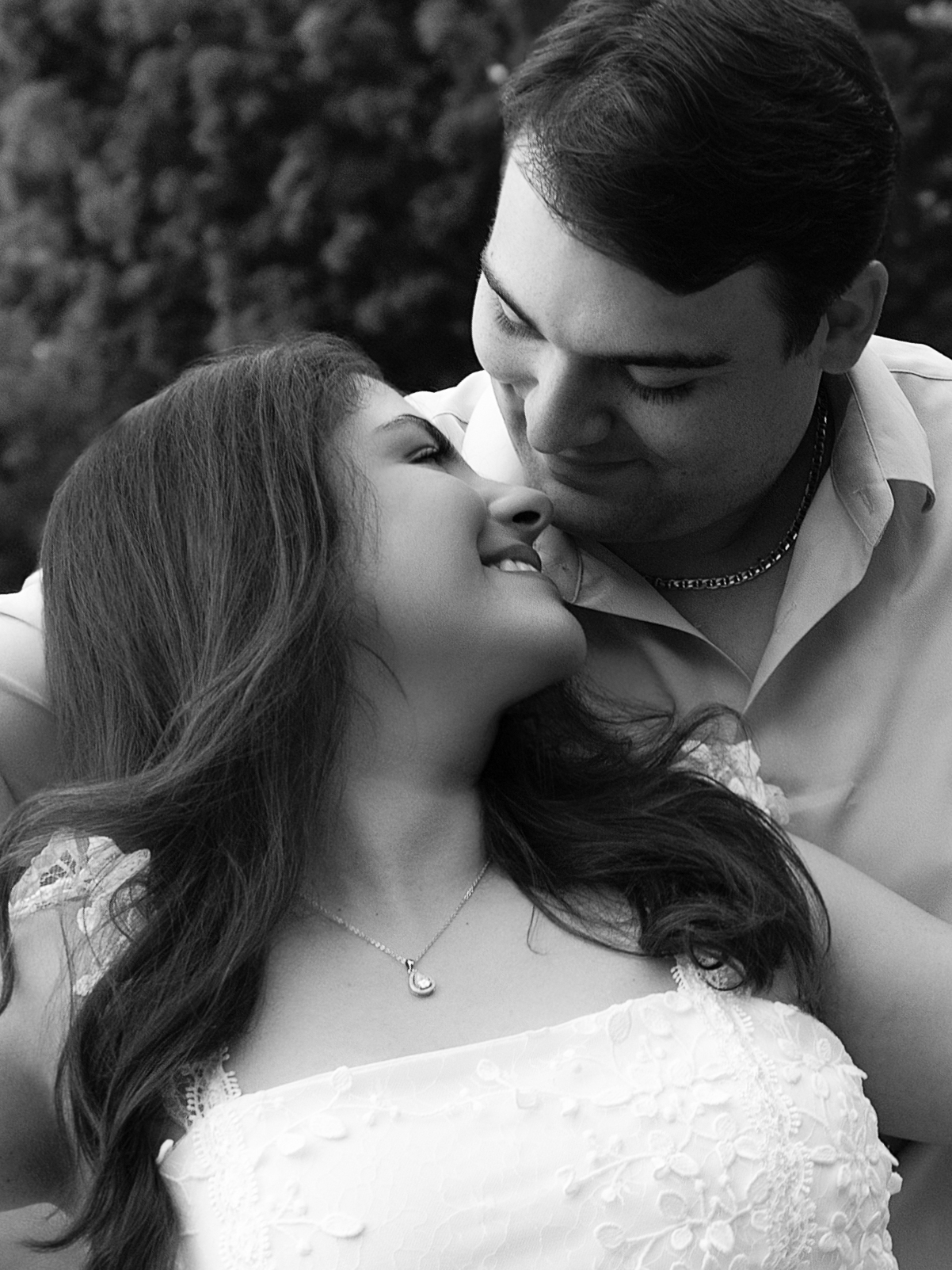 Retrato próximo de Carolina e Jason sorrindo juntos