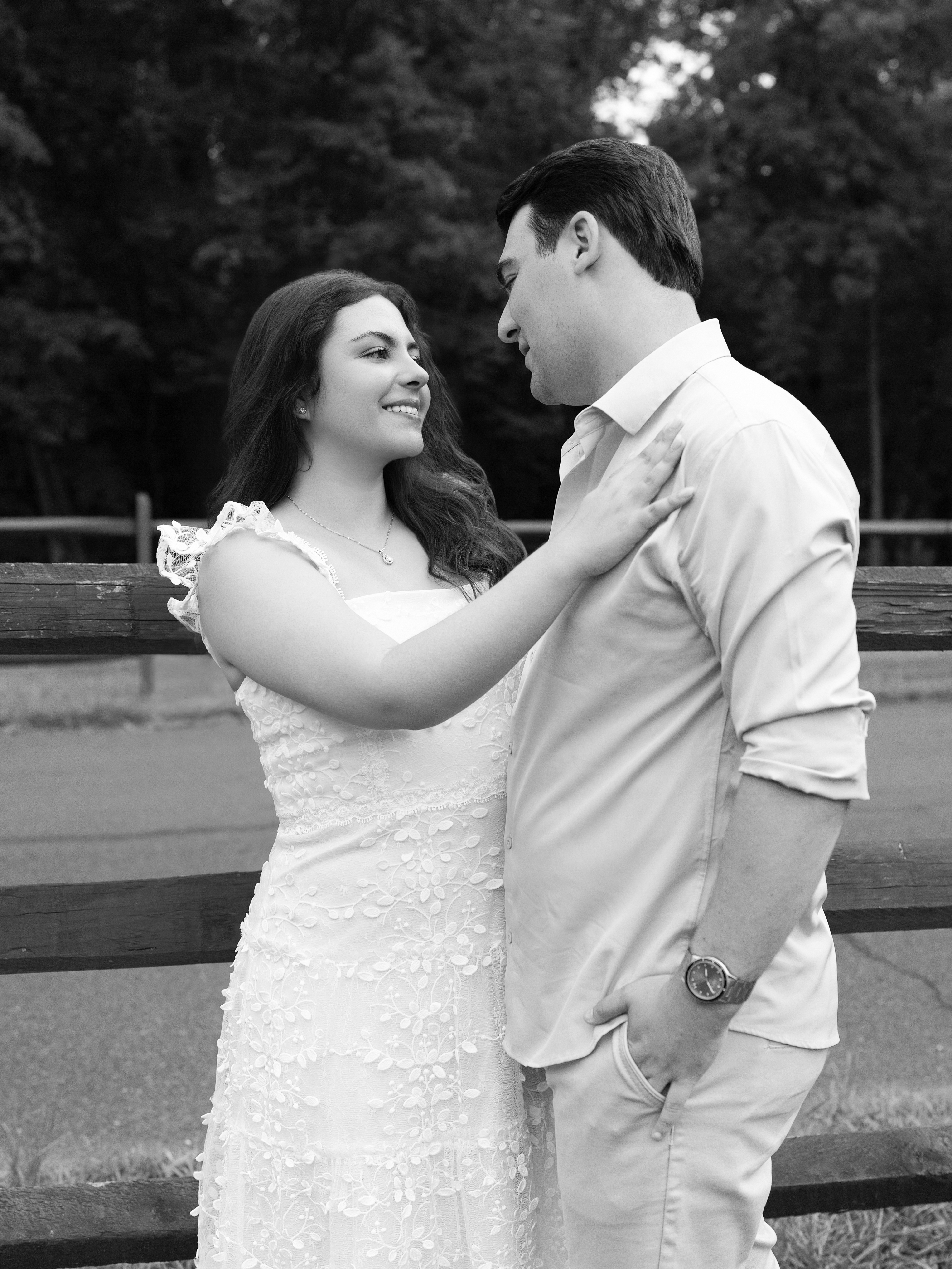 Carolina e Jason olhando um para o outro perto de uma cerca